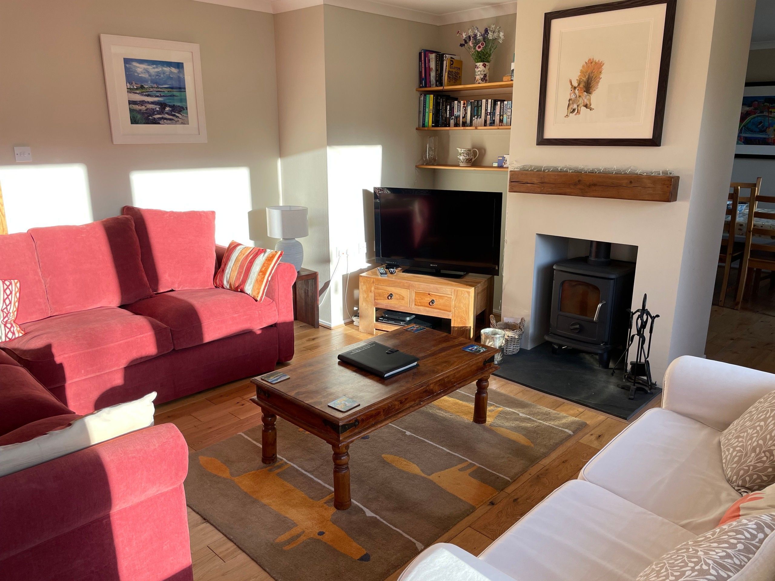 Smart-tv, een open haard, een tafeltennistafel en een stereo