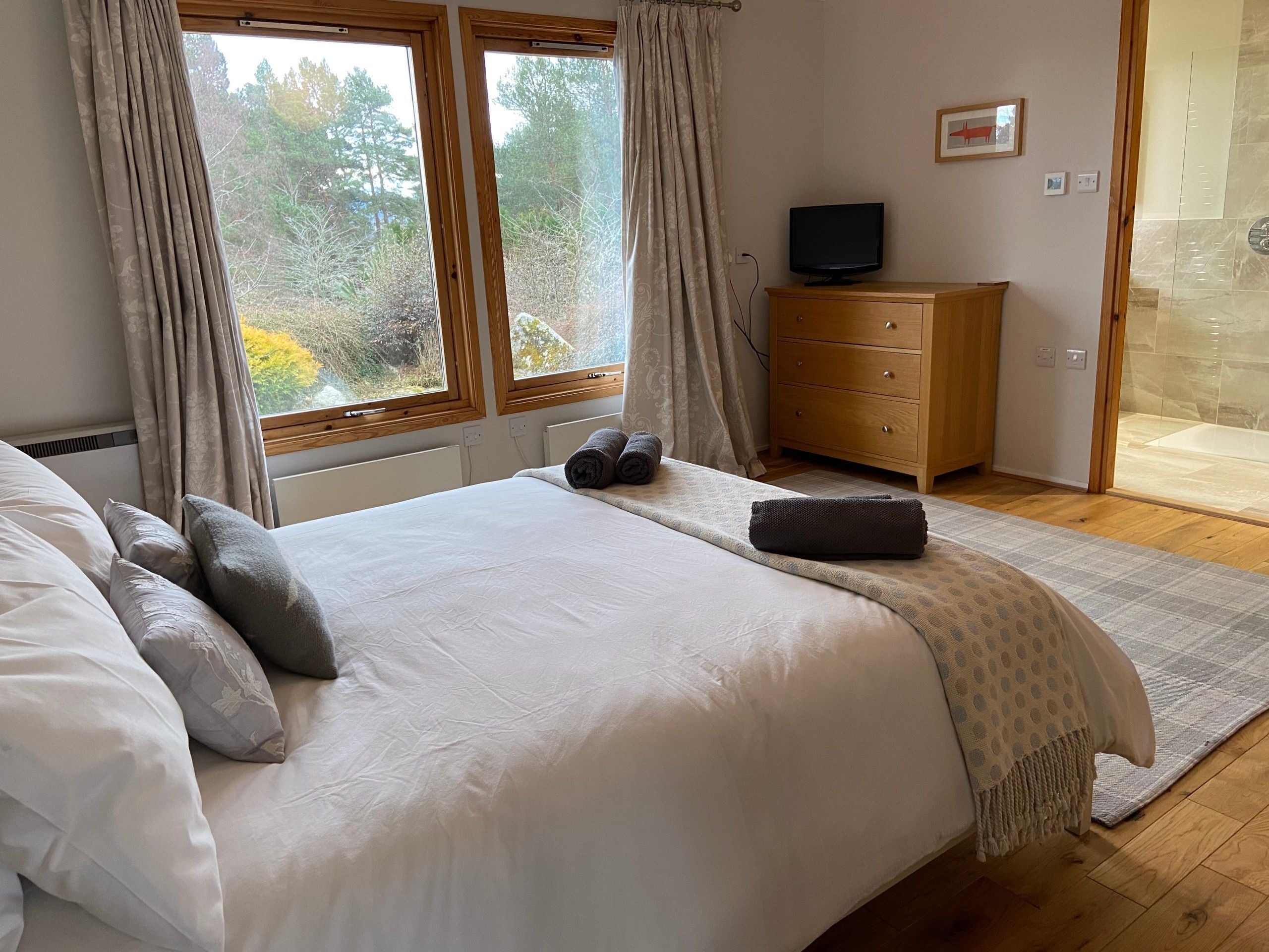 4 dormitorios, tabla de planchar con plancha, cuna de viaje