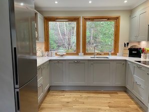 Fridge, microwave, oven, stovetop - Mallachie - sleeps 8 guests in 4 bedrooms (Boat of Garten)