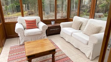 Smart-tv, pejs, bordtennisbord, stereoanlæg