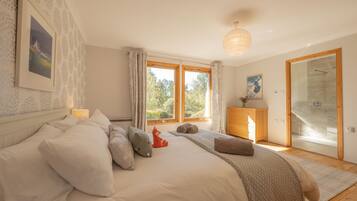 4 bedrooms, iron/ironing board, travel cot, free WiFi