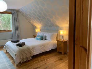 4 chambres, fer et planche à repasser, lit de bébé portatif