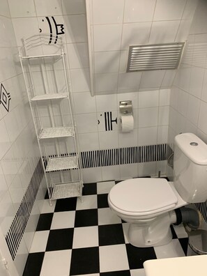 ヘアドライヤー、タオル、石鹸、トイレットペーパー