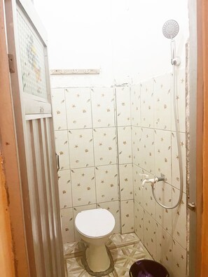 Standard Single Room | Bathroom - ZELLA KOST & HOMESTAY (Labuan Bajo)