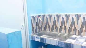 Habitación individual estándar | Baño | Regadera, amenidades de baño gratuitas, toallas, jabón