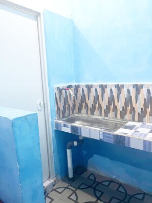 Quarto solteiro standard | Banheiro | Chuveiro, produtos de toalete grátis, toalhas de banho, sabonete
