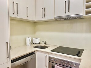 雪櫃、焗爐、爐具、洗碗機