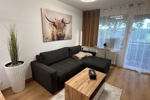 Smart TV, tavolo da ping pong, libri, biblioteca musicale