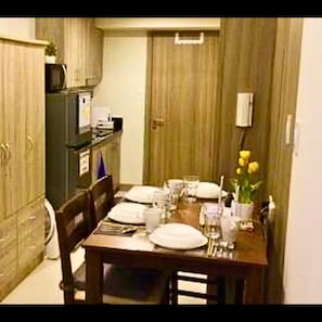 Suíte luxo, vista para o mar | Opções para refeição no quarto