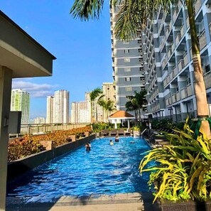 2 outdoor pools