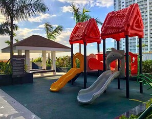 Lasten leikkialue ulkona