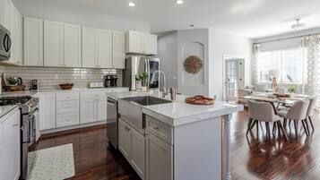 Cookware/dishes/utensils