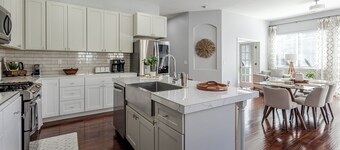 NEW Reno Retreat / 72” TV / Office / Patio Views