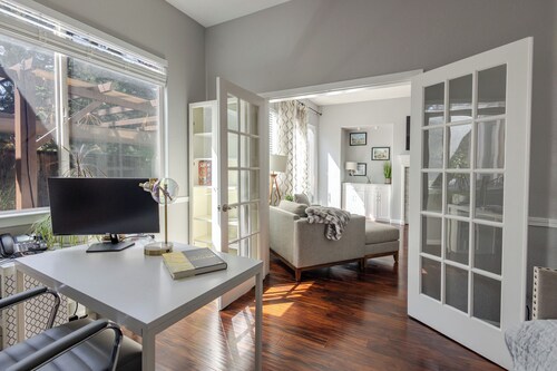 NEW Reno Retreat / 72” TV / Office / Patio Views