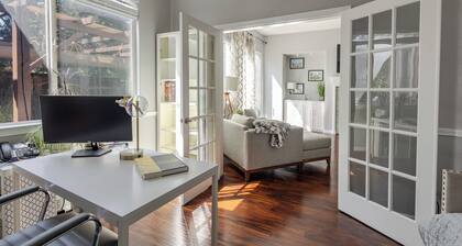 NEW Reno Retreat / 72” TV / Office / Patio Views