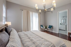 3 habitaciones, tabla de planchar con plancha, wifi y ropa de cama 