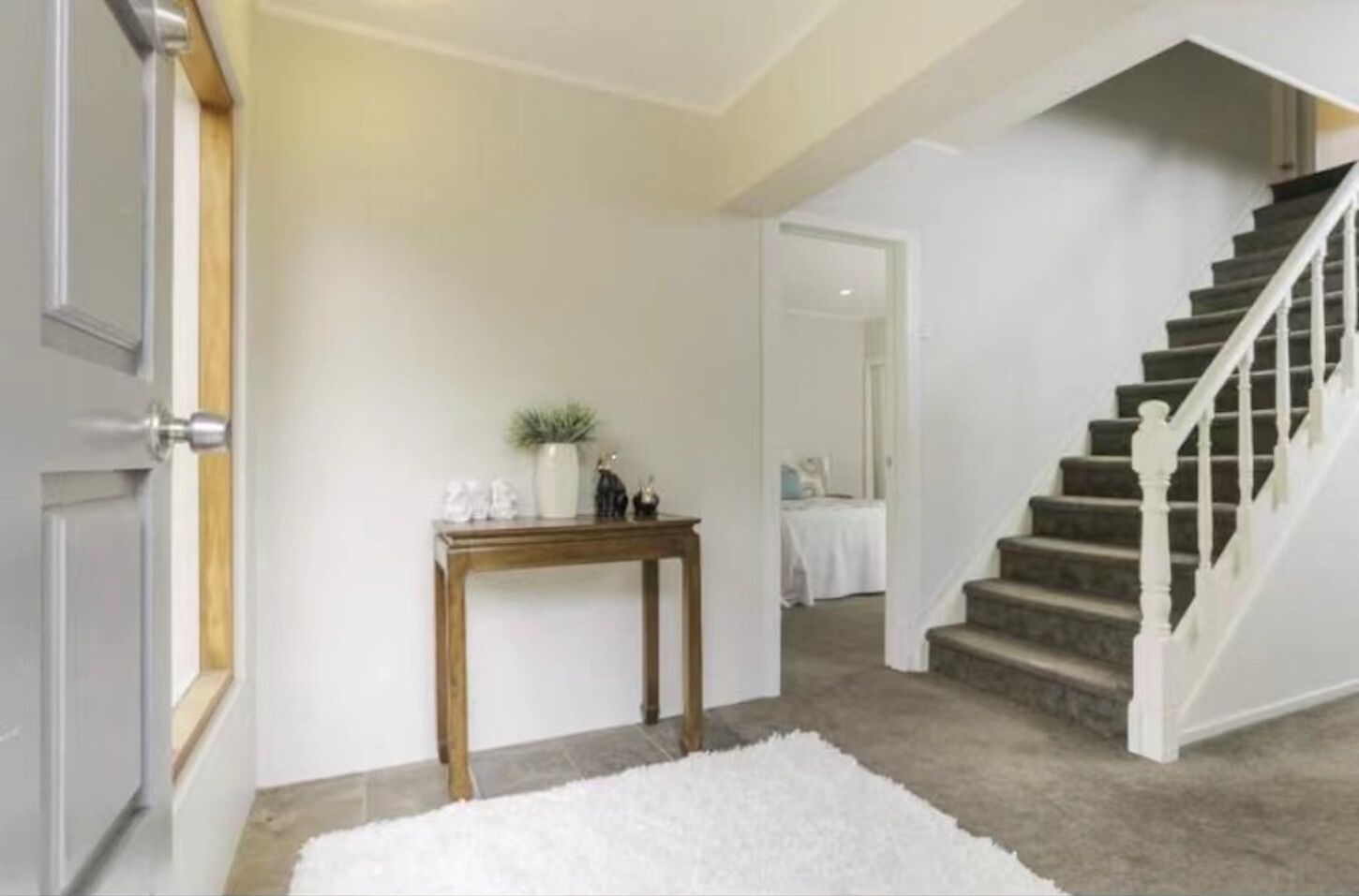 5 bedrooms, iron/ironing board, internet, bed sheets