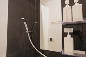 Haartrockner, Handtücher, Seife, Shampoo