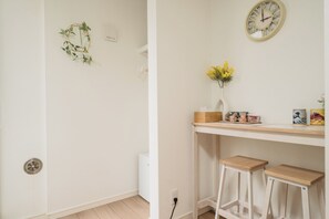 Interior - 8 min walk from Nishi-Shinjuku Station / 15 min walk from Shinjuku Station / 15 min walk from Shin-Okubo Station on JR Yamanote Line / Free WiFi (新宿区北新宿)