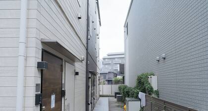 8 min walk from Nishi-Shinjuku Station / 15 min walk from Shinjuku Station / 15 min walk from Shin-Okubo Station on JR Yamanote Line / Free WiFi
