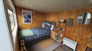 Iron/ironing board, Internet, bed sheets