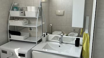 Haartrockner, Handtücher, Seife, Toilettenpapier