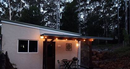 Peaceful relaxing Getaway in Karri Forest bordering a Nature Reserve.