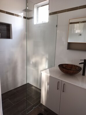 Dusche, Haartrockner, Handtücher, Seife