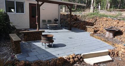 Peaceful relaxing Getaway in Karri Forest bordering a Nature Reserve.