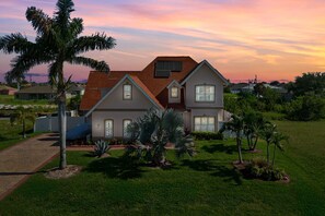 Exterior - Palm & Play Villa - Heated Pool & Canal! (Cape Coral)