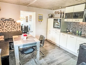 Jääkaappi, uuni, astianpesukone, keittoastiat/astiat/ruokailuvälineet