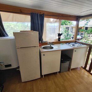 Fridge, microwave, stovetop, coffee/tea maker