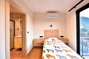 4 habitaciones, tabla de planchar con plancha, wifi y ropa de cama 