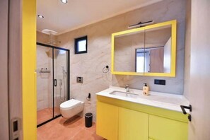 Secador de pelo, toallas, jabón, papel higiénico