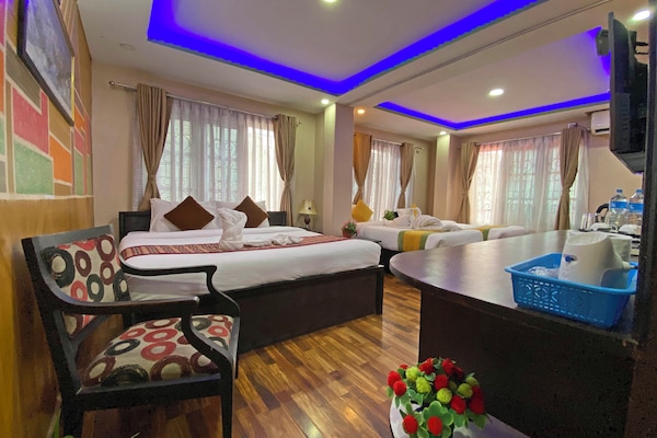 Escritorio, espacio para trabajar con laptop y wifi gratis