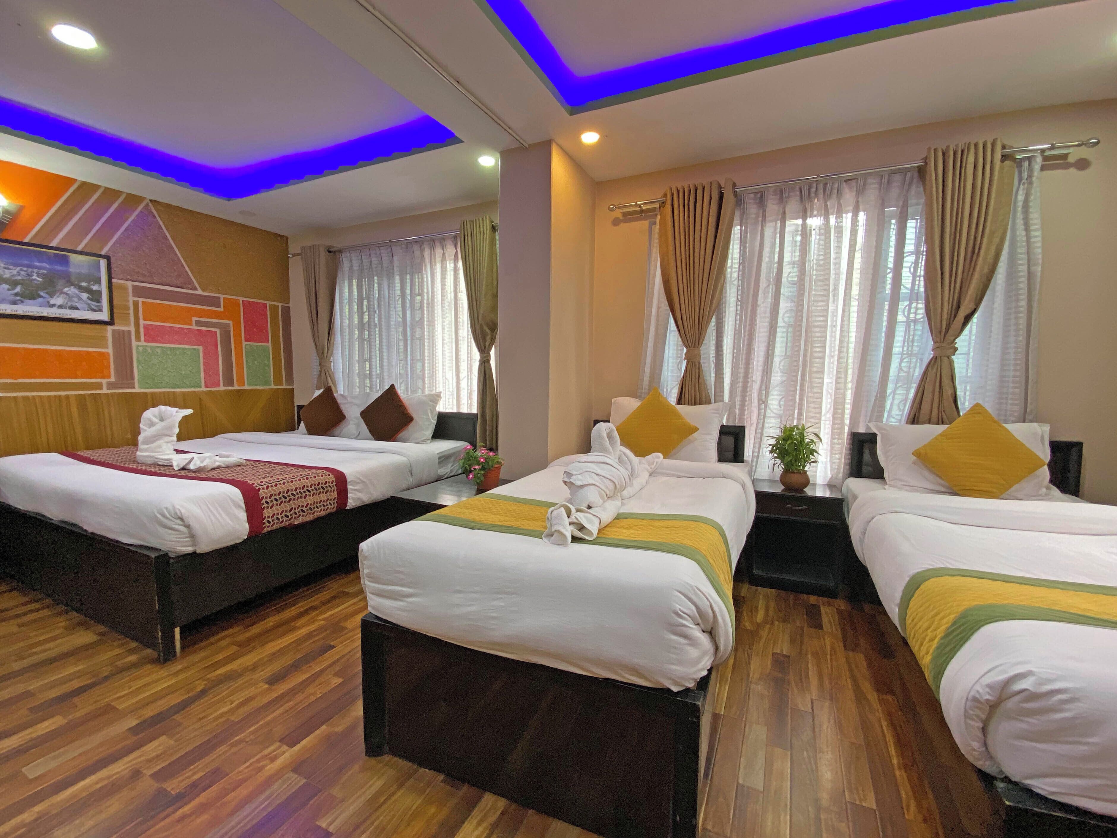 Deluxe-Vierbettzimmer, Stadtblick | Schreibtisch, laptopgeeigneter Arbeitsplatz, kostenloses WLAN