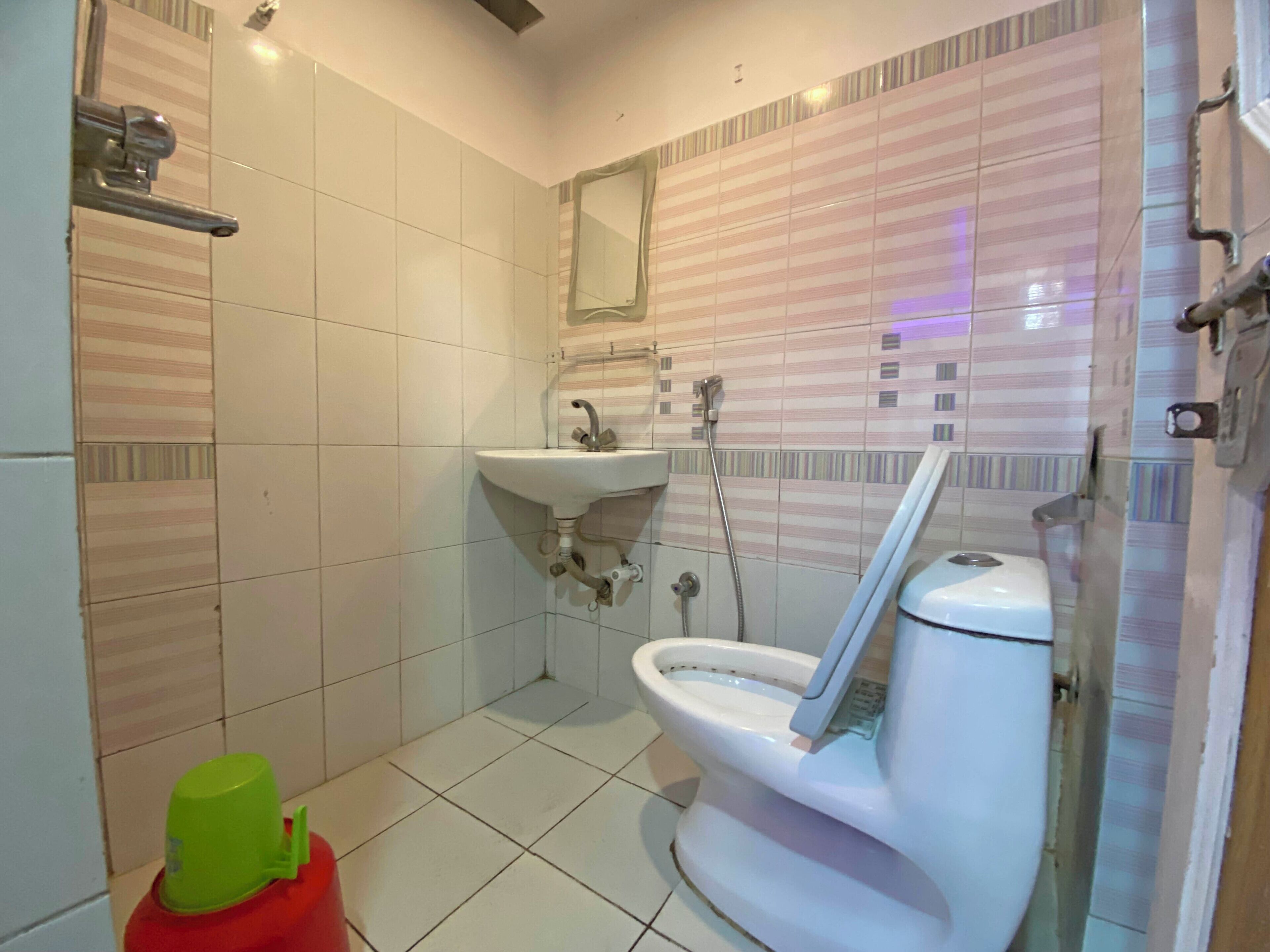 Deluxe-Vierbettzimmer, Stadtblick | Badezimmer | Dusche, kostenlose Toilettenartikel, Handtücher, Seife