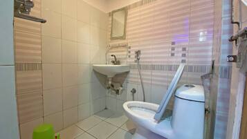 Habitación cuádruple Deluxe, vistas a la ciudad | Baño | Ducha, artículos de higiene personal gratuitos, toallas y jabón