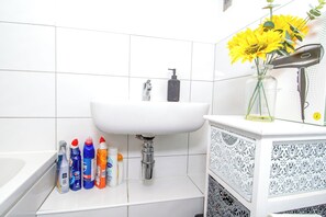 Family Apartment, Balcony, Garden View | Bathroom