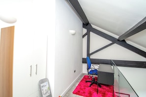 Familienapartment, Balkon, Gartenblick | Wohnbereich | 65-Zoll-Smart-TV mit Digitalempfang