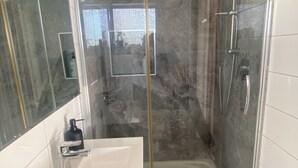 シャワー、タオル、石鹸、トイレットペーパー