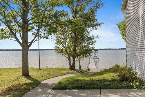 Cozy Lakeview suite with Kitchenette
