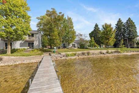 Exterior. Cozy Lakeview suite with Kitchenette