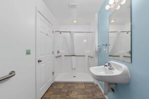 Douche, sèche-cheveux, serviettes fournies