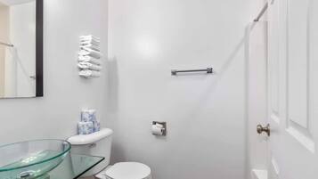 Douche, sĂšche-cheveux, serviettes fournies