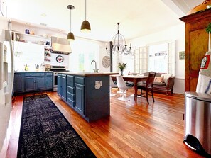 Four Ă micro-ondes, un four, surface de cuisson, lave-vaisselle