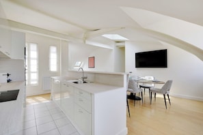 Apartamento | Cozinha privada | Geladeira, micro-ondas, fogão, cooktop