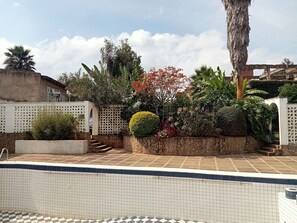 Property grounds - Relax with your family at evergreen, nature refuge Jabani house Karen Nairobi. (Nairobi)