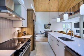 ثلاجة، ميكروويف، فرن، موقد طهي مسطح