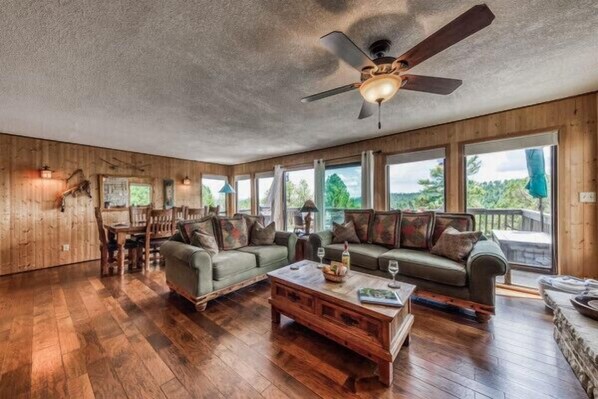 Una Smart TV, una chimenea